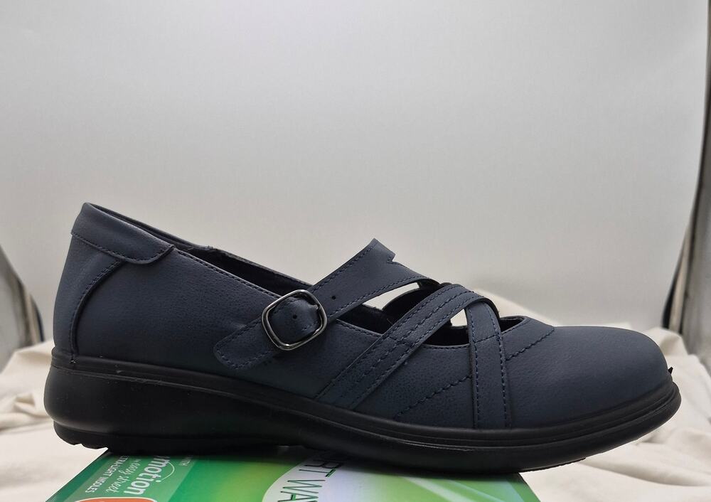 NEW Easy Street Wise Navy Blue Strappy Buckle Mary Jane Comfort Flats 11WW